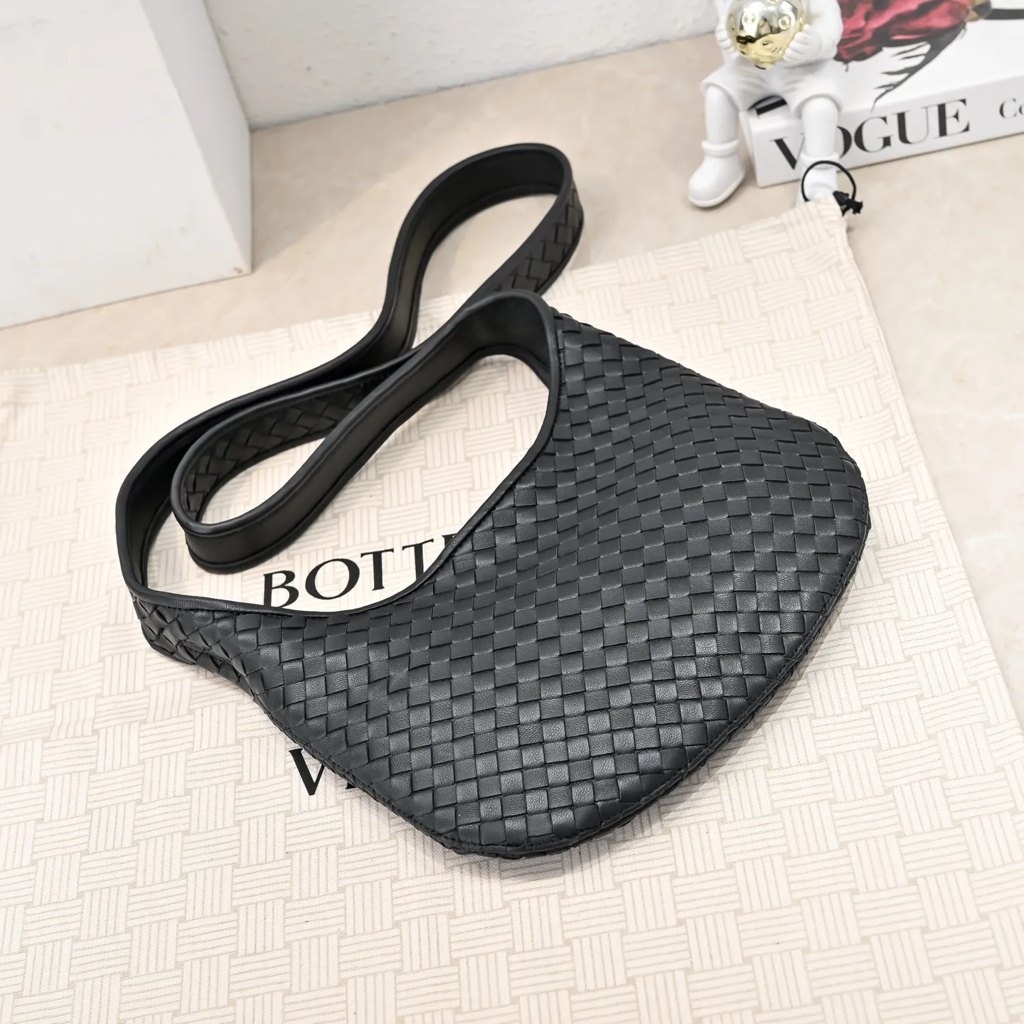 Batch 1660 BV intricate woven leather crossbody bag. Practical design. Made of soft cowhide weaving technology. The upper body has a high-end feel [Victory] zipper opening and closing method, which makes it more secure. It is light and comfortable to use. The crossbody shape is large enough and has full fashion attributes. ‼ ️Regardless of men and women, it is super versatile for any crowd or scene. Size: 27*17*2.5cm Model: 6918